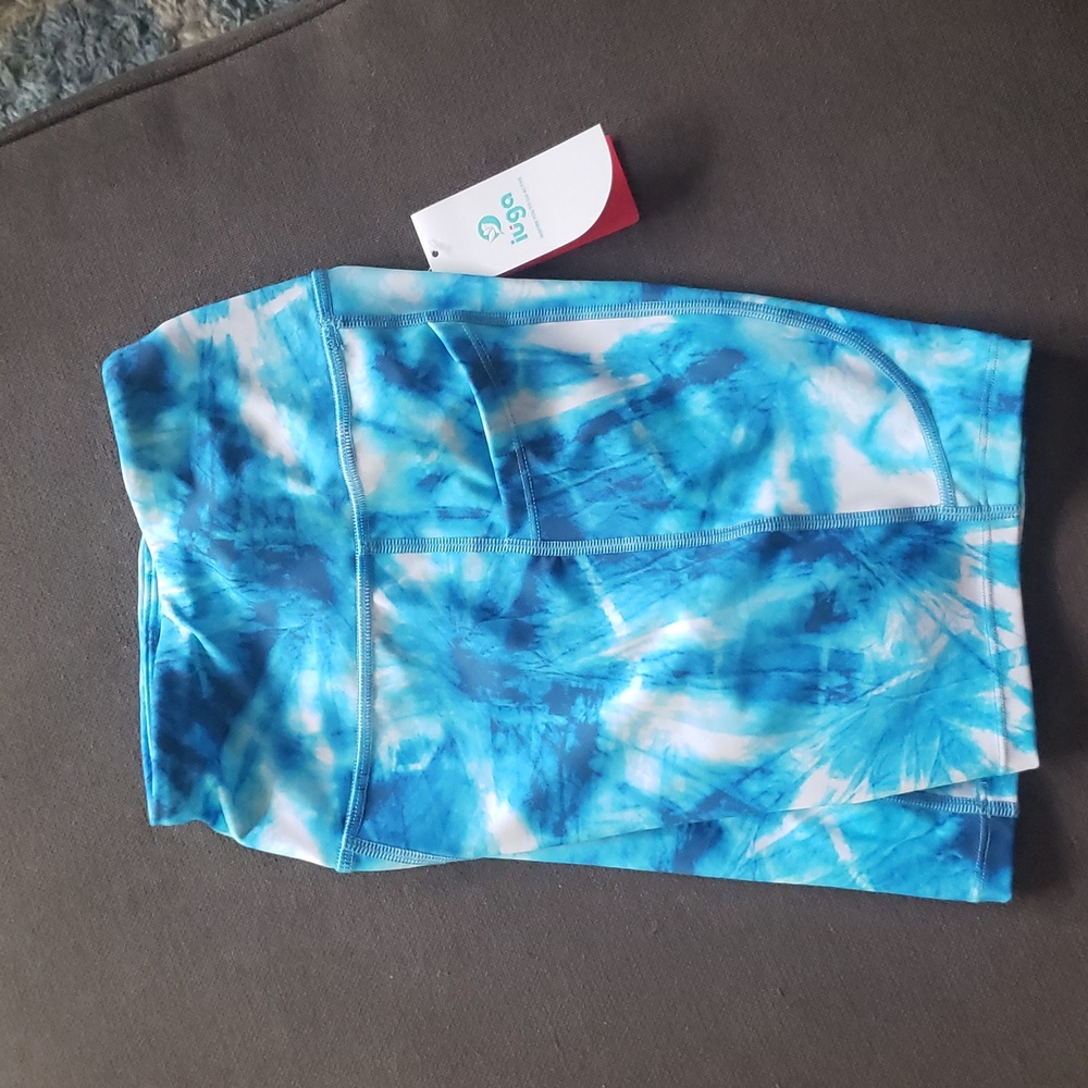 NWT pocket yoga shorts fits ladies M